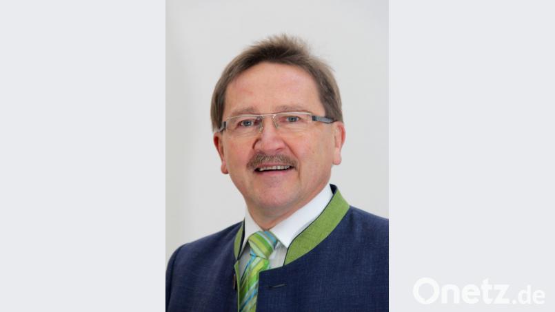 Bürgermeister Hans Donko lässt die Geistlichen am Volkstrauertag in Erbendorf sprechen. Bild: njn