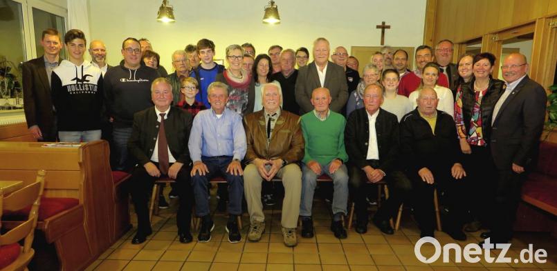 Vorsitzender Reinhard Mieschala (rechts) zeichnete langjährige Mitglieder des FC Schwandorf aus. Darunter auch die Altersjubilare Günther Pöhlmann, Karl-Heinz Brandl, Johann Hehberger, Paul Dambock, Helmut Mischke und Richard Söllner (sitzend von links) Bild: Hirsch