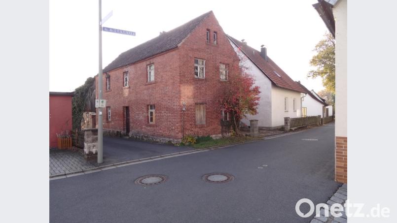 Die Stadt will das Backsteinhaus in der Kaibitzer Ortsmitte ersteigern. Bild: ak