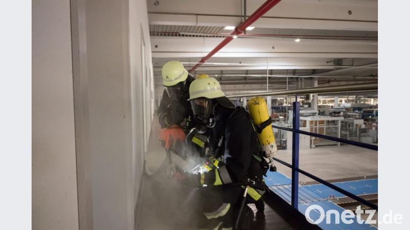 Mit schwerem Atemschutz betraten die Feuerwehren den Büroraum im ersten Obergeschoß. Bild: dtr