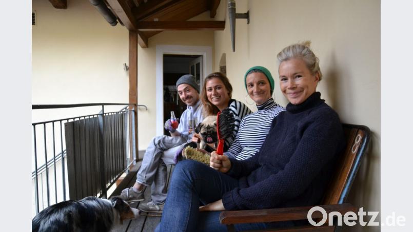 Noch putzt und hämmert die Crew um Geschäftsführerin Sabine Ingendorf (rechts). Bald sitzen hier im Innenhof des Kaiserhaus die Gäste mit Kaffee und "Soul fast food" im neuen "Beanery Kitchen". Bild: Beate-Josefine Luber