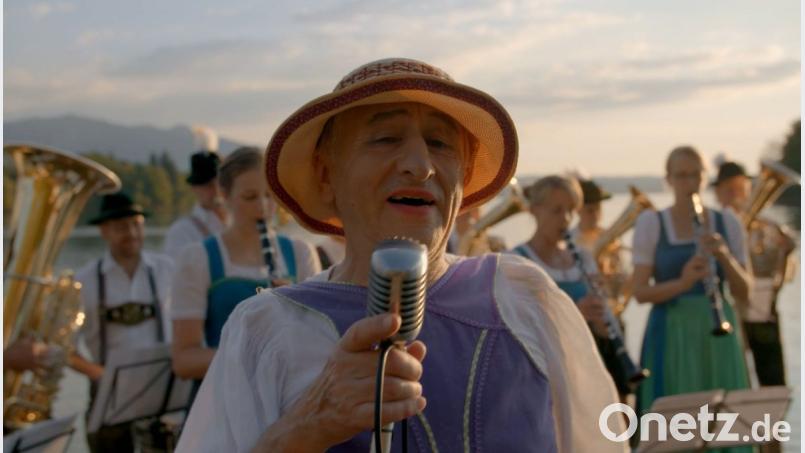 Noch immer extravagant. Wenn Georg Ringsgwandl seiner Kunst nachgeht, schlüpft er – wie schon in jungen Jahren – in Frauenkleider und trägt Lippenstift auf. Bieder wollte der bald 70-Jährige auf der Bühne noch nie sein. Bild: BR Fernsehen