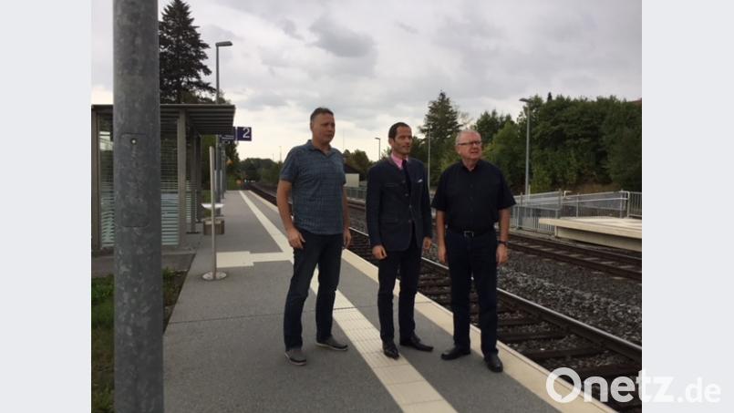 Den Lärmschutz an der Bahnstrecke Hof-Regensburg im Blick haben Bundestagsabgeordneter Albert Rupprecht, Pechbrunns Bürgermeister Ernst Neumann und 2. Bürgermeister Josef Hollmann (von links), hier bei einem Ortstermin auf dem Pechbrunner Bahnhof. Bild: exb