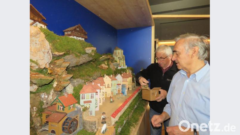 Alles muss wieder an seinen alten Platz, keine leichte Aufgabe: Werner Kinle und Waldemar Röhl (v. vorne) bestücken die großen Hauskrippen mit ihrem alten Inventar. Bild: ubb