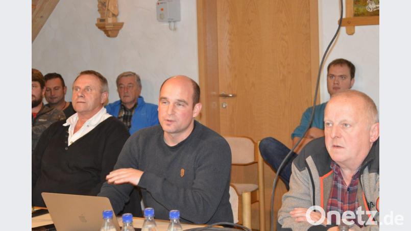 Ingenieur Alexander Diem (Mitte) vom gleichnamigen Büro aus Lappersdorf erläuterte die Einzelheiten zum Feuerwehrbedarfsplan der Gemeinde Thanstein. Bild: bej