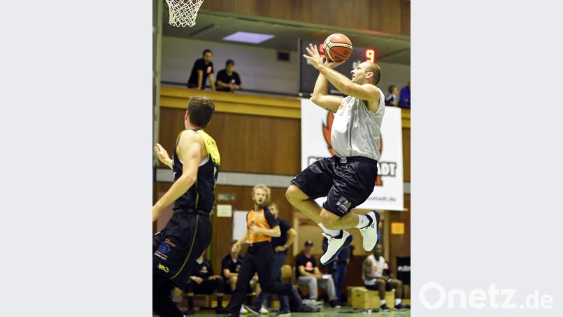 Vlady Krýsl (rechts) steuerte 20 Punkte zum Neustädter Sieg in Würzburg bei. Der Tscheche war damit bester Schütze aufseiten der DJK. Bild: Büttner