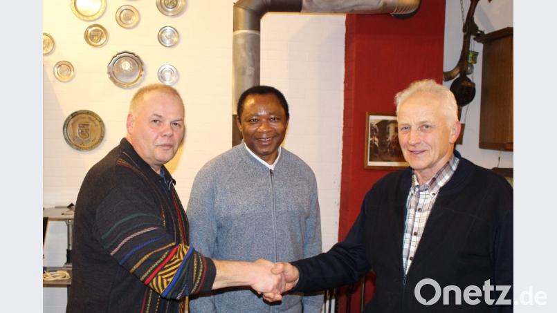 Erster Vorsitzender Johann Kiendl (rechts im Bild) und der neue Vorsitzende Pfarrer Dr. Cyprian Anyanwu (Mitte) bedankten sich bei Referent Michael Welnhofer (links im Bild) für den interessanten Vortrag. Bild: ema