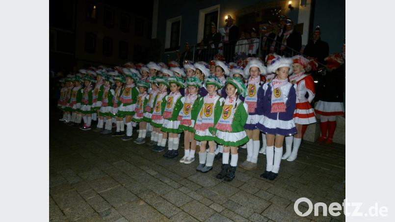 Aufstellung der närrischen Gesellschaft vor dem Rathaus. Bild: rn