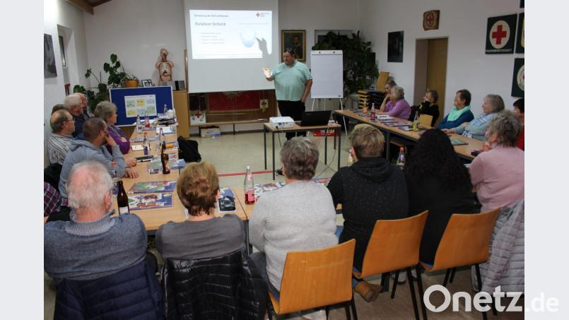 Helmut Zeiter (stehend) vom BRK-Kreisverband ging bei der Monatsversammlung der BRK-Bereitschaft auf das Thema &quot;Schock&quot; ein. Bild: njn