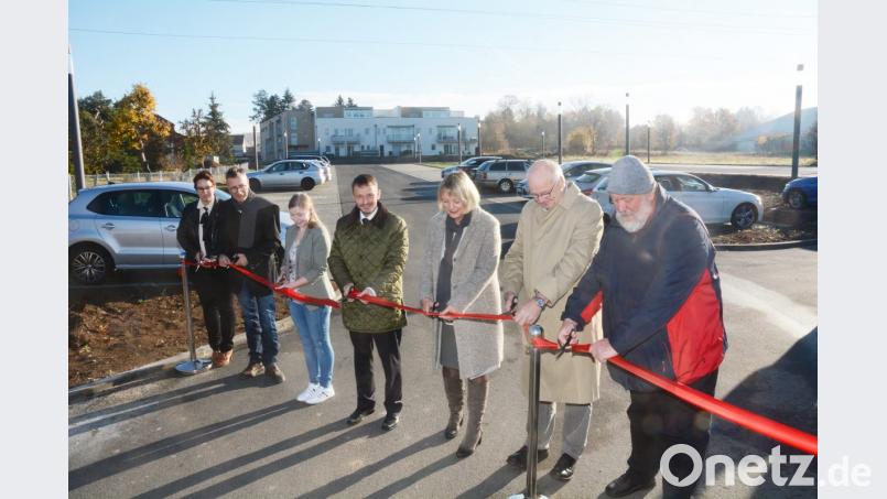 150 neue Parkplätze weihen (von links) Sophie Spieß (Fachschaft), Pfarrer Hans-Martin Meuß, Isabella Bäumler (Fachschaft), Bürgermeister Jens Meyer, OTH-Präsidentin Andrea Klug, Henner Wasmuth vom Städtischen Bauamt Amberg-Sulzbach und OTH-Kanzler Ludwig von Stern ein. Bild: gsb