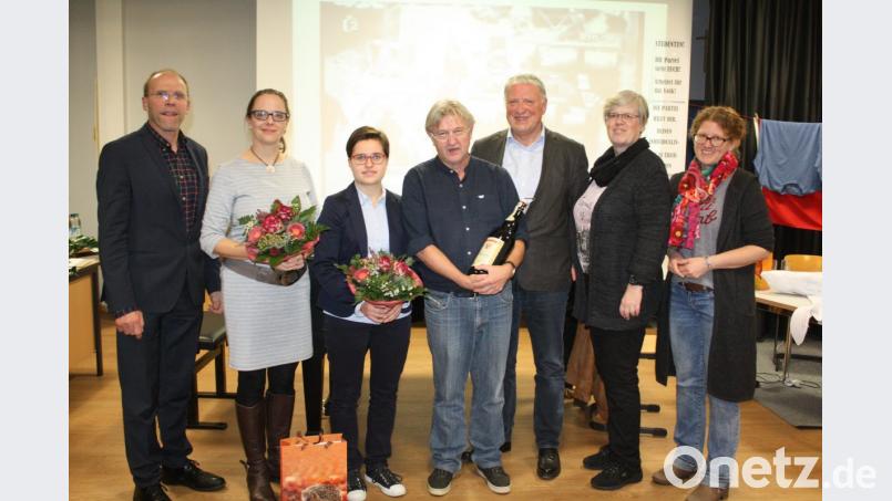Die Organisatoren der Veranstaltung dankten den beiden Akteuren Katka Karl-Brejchová (Zweite von links) und Arthur Schnabl (Mitte) für die kurzweilige Präsentation einer ernsten Thematik. Bild: lg