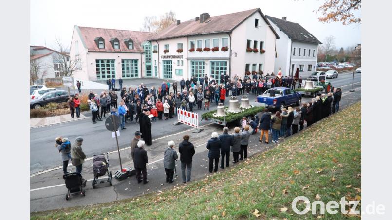 Vor der Martin-Luther-Kirche wurden die vier neuen Glocken geweiht. Bild: njn