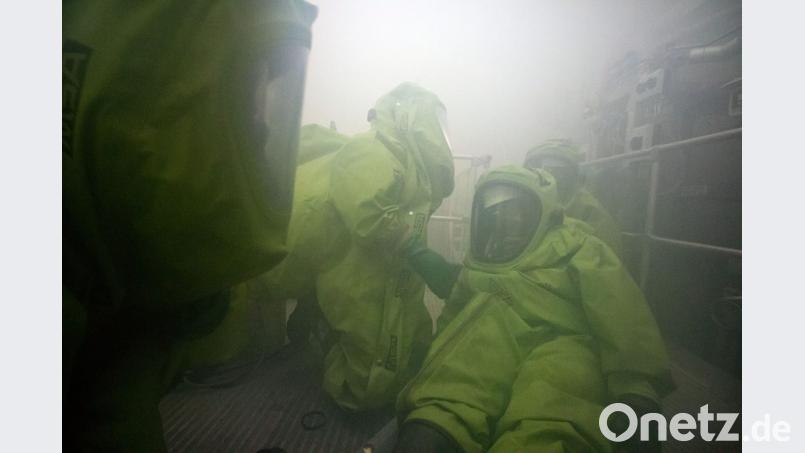 Nicht nur die schweren Chemikalienschutzanzügen, sondern auch der dichte Rauch erschwerte die Arbeit. Bild: dtr