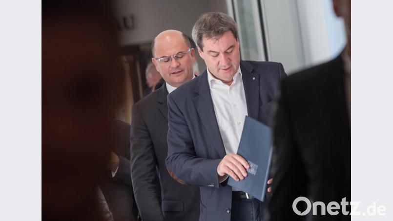 Albert Füracker, Staatsminister der Finanzen und Heimat, geht als Nummer 2 hinter Markus Söder (beide CSU) zu den Sondierungsgesprächen mit den Freien Wählern. Bild: Peter Kneffel/dpa