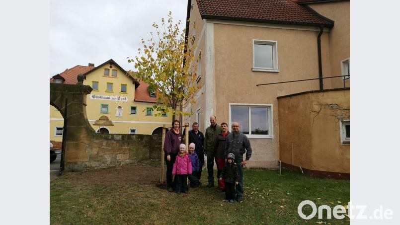 Mitglieder des Kirchenvorstands betätigen sich als Gärtner und pflanzen im evangelischen Kirchhof einen Birnbaum und eine Linde und nehmen zahlreiche Verschönerungsaktionen vor. Bild: sei