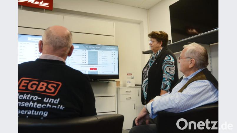 Die Umstellung des analogen Fernsehempfangs per Kabel auf digitale Technik beschäftigt derzeit nicht nur Servicemitarbeiter, sondern auch die Experten in den Geschäften für Unterhaltungselektronik. So erklärt Jürgen Gebhard dem Ehepaar Johann und Marga Witt den Sendersuchlauf. Bild: Gabi Schönberger