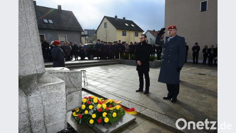 Zum Volkstrauertag gedenken die Vereine mit Bürgermeister Ernst Lenk und einem Vertreter der Bundeswehr den Toten der Kriege. Bild: bey