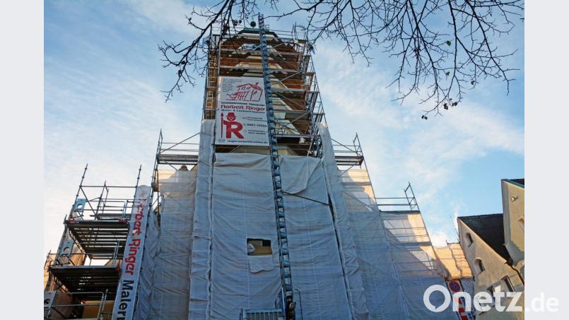 Noch vor Weihnachten sollen auch die letzten Reste des Gerüsts (hier am Turm) vom Alten Rathaus verschwunden sein Bild: Gabi Schönberger