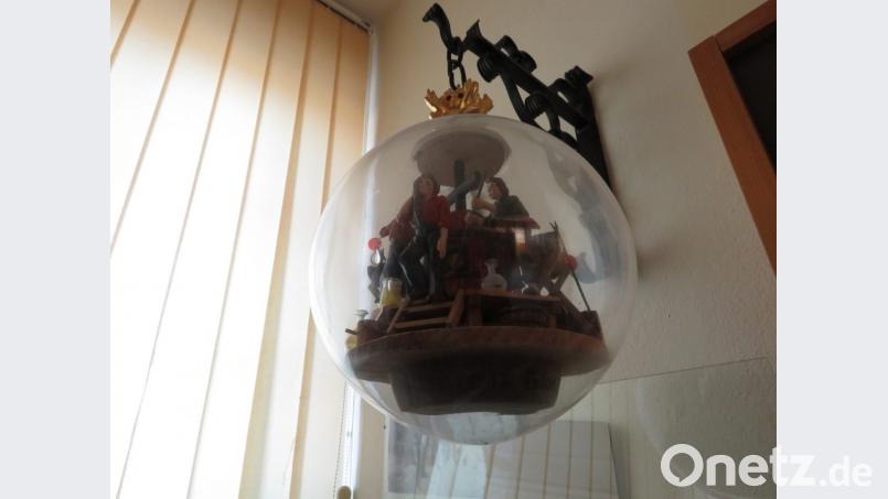 Ein wertvolles Exponat ist die Glaskugel mit einer Glasbläserszene. Gerfertigt hat sie der Bruder des Plößberger Ingenieurs Benno Grottentaler. Bild: ubb