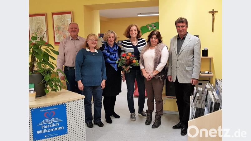 Die Leitung des Arbeitskreises Büchereien im Landkreis ist künftig Teamarbeit. Beim Herbsttreffen in Schnaittenbach scharte sich die neue Runde um die scheidende Diözesanbibliothekarin Ursula Pusch (Dritte von rechts) und Diözesanbibliothekar Wolfgang Reißner (rechts): Georg Dürr, Elisabeth McBride, Rita Falk und Lisa Bischof (dazwischen, von links). Bild: dü