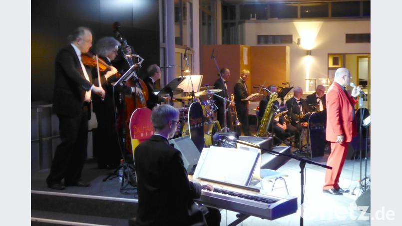 Peter Wittmann, Sänger, Moderator und ein exzellenter Unterhalter, singt sich in die Herzen der Galagäste. Bild: fsb