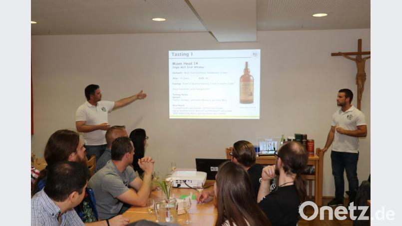 Markus Mußemann (links) und Simon Kurz (rechts) sind Kenner. Beim Whisky-Weekend liefern sie Wissenswertes über den Edelbrand. Bild: ads