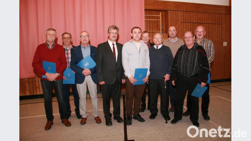 Ein besonderes Lob richtete Bürgermeister Wolfgang Braun (4. von links) an die Unterstützer beim Bürgerfest. Im Bild (von links): Robert Pöllmann, Gustav Sperber und Helmut Schultes. Brauns Dank galt auch Helmut Wildenauer, Otto Thoma, Wilhelm Staufer, Heinrich Schärl und Alois Konz (von rechts). Mit im Bild (6. von rechts) Industriemeister Benedikt Mikisch. Bild: wro