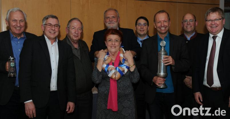 Die erfolgreichsten und schlechtesten Schützen des Stadtratsschießens (von links): Konrad Wilfurth, Dieter Mußemann, Feuerschützen-Präsident Hanns Peter Oechsner, Emilie Leithäuser, Hans-Georg Schrüfer, Marc Bigalke, Thomas Bärthlein, Helmut Weigl und Oberbürgermeister Michael Cerny. Bild: gf