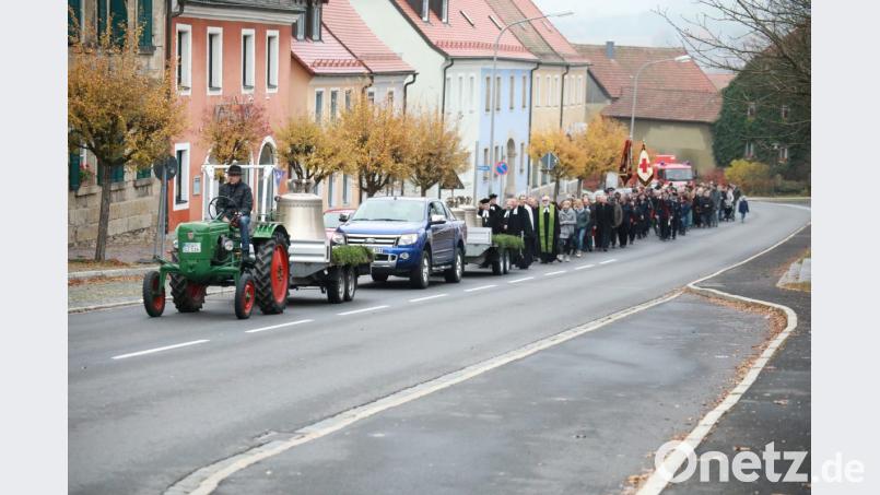 In einem Festzug wurden die Glocken von der Südbahnhofstraße über den Unteren Markt und am Rathaus vorbei vor die Martin-Luther-Kirche gebracht. Bild: njn