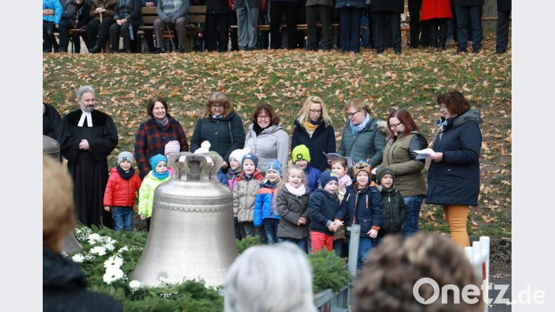 Der evangelische Kindergarten umrahmte die Glockenweihe mit Liedern. Bild: njn