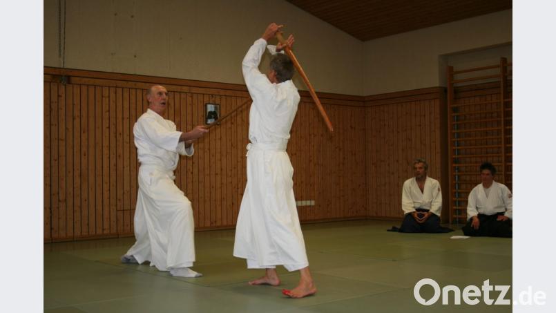 Zahlreich Aikidoka aus verschiedenen Stiftland-Aikido Dojos unterstützen die Meistergrad-Prüflinge vom Bodensee. Bild: exb