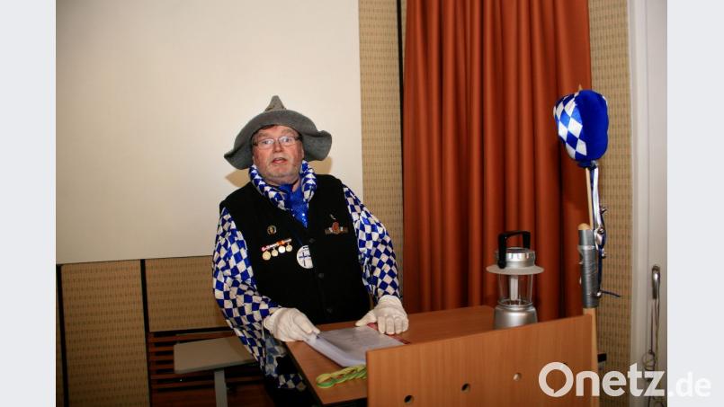 Ewald Oppl schlüpft auch heuer wieder in die Rolle des „Fosnatnigl“. Humorvoll eröffnete der Wiesauer den „Zirkus Weiß-Blau“, so das Motto der Session. Bild: wro