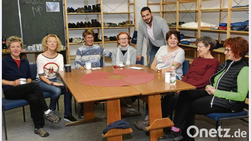 Ein Großteil des Kleiderkammer-Teams – die Helfer haben sehr gute Arbeit geleistet über drei Jahre, künftig lassen sie es ruhiger angehen. Bild: ge
