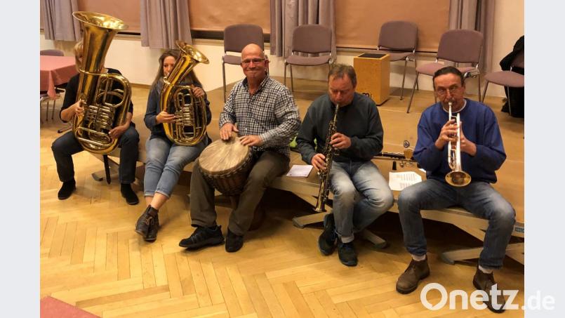 Eine Bühne mögen und brauchen sie nicht die Musikerinnen und Musiker des Freien Fränkischen Bierorchesters.Lieber hocken sie sich drei Stunden lang auf den Bühnenrand, um möglichst nah bei den Zuhörern zu sein. Der markante Sound des Bierorchesters fasziniert immer wieder. Dabei reicht das Repertoire von Liedbegleitung bis zu modernen Rhythmen und Klängen in der Nähe von Jazz. Bild: ld