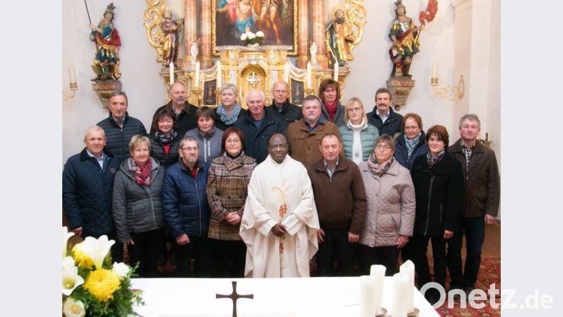 Die Ehejubilare der Pfarreien Großkonreuth und Griesbach mit Pfarrer Dr. Charles Ifemeje. Bild: exb/Fotostudio Hummer