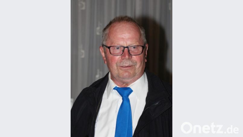 Robert Steinkohl, zweiter Vorsitzender des Katholischen Männervereins Kastl, begrüßt den Referenten Hans Walter zur Herbstversammlung im Pfarrheim. Bild: rpp