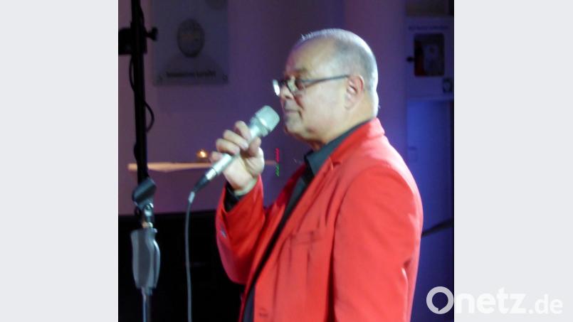 Peter Wittmann, Sänger, Moderator und ein exzellenter Unterhalter, singt sich in die Herzen der Galagäste. Bild: fsb