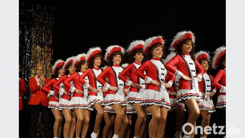 Die Juniorengarde stellt ihren aktuellen Marschtanz vor. Bild: abi