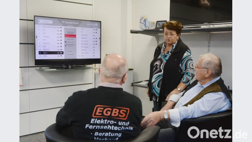 Die Umstellung des analogen Fernsehempfangs per Kabel auf digitale Technik beschäftigt derzeit nicht nur Servicemitarbeiter, sondern auch die Experten in den Geschäften für Unterhaltungselektronik. So erklärt Jürgen Gebhard dem Ehepaar Johann und Marga Witt den Sendersuchlauf. Bild: Gabi Schönberger