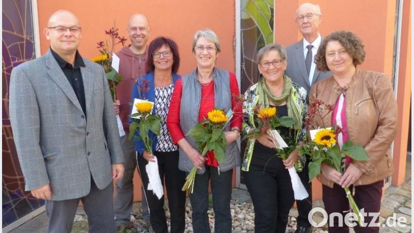 Mitarbeiterehrung bei der Caritas: Unser Bild zeigt von links Geschäftsführer Wolfgang Reiner, Stefan Bauer, Elfriede Donhauser, Anita Zeitler, Martha Deml, Vorsitzenden Josef Huf und Beate Schuster. Bild: exb
