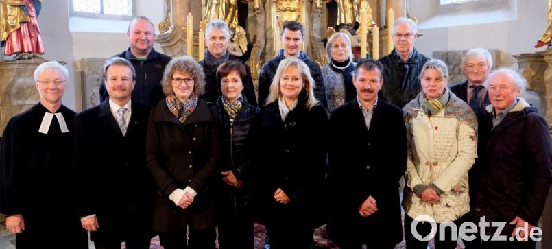 Der neue Kirchenvorstand sowie die ausgeschiedenen Mitglieder. Vorne, von links: Pfarrer Wilfried Römischer, Norbert Meierhöfer, Annika Bock, Erna Bodensteiner, Silke Scherm, Christoph Winkler, Renate Staschewski und Hermann Lederer. Hinten, von links: Wolfgang Bock, Norbert Meierhöfer, Peter Jakob, Renate Lindner, Werner Bock und Walter Pröls. Bild: le
