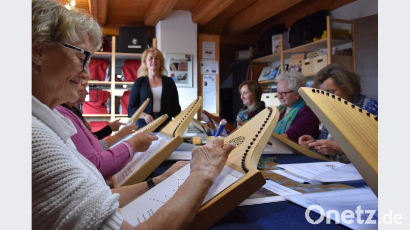Vorsichtig zupfen die Teilnehmerinnen des Schnupperkurses die ersten Töne auf der Veeh-Harfe. Bild: jaf