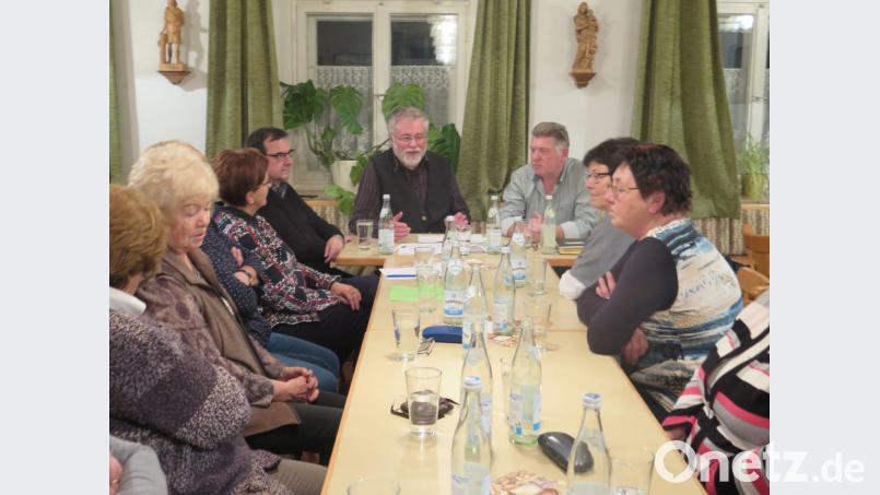 „Hospizarbeit erfordert viel Fingerspitzengefühl und Einfühlungsvermögen“, betont Pfarrer Edmund Prechtl in der KAB-Monatsversammlung im Pfarrheim. Bild: jzk