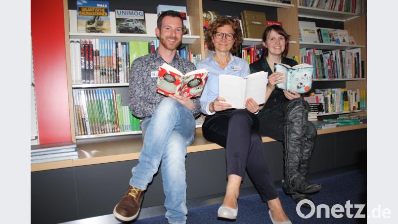 Jörg Stifter, Maria Rupprecht und Julia Benkhardt (von links) stellten bei ihrem Wein-Leseabend in der Marktredwitzer Buchhandlung Rupprecht ihre Lieblingsbücher vor. Bild: fph/Peggy Biczysko