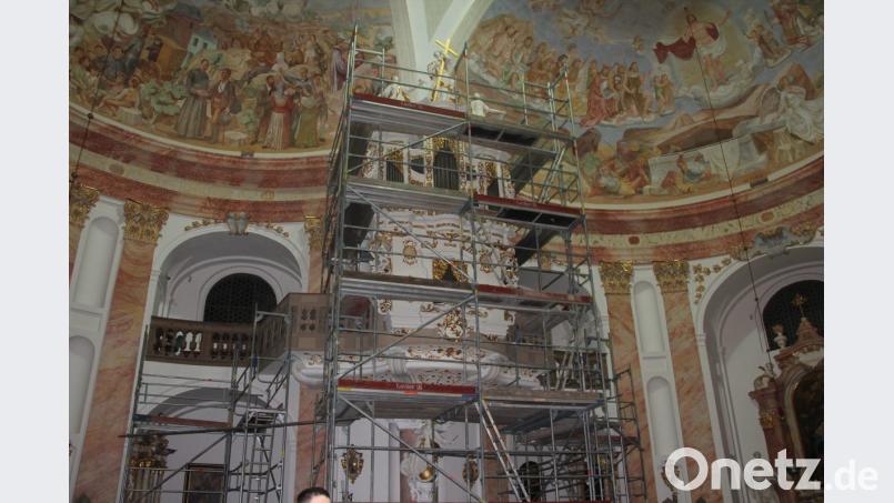 Ein großes Gerüst ist in der Kappl aufgebaut. Das Orgelgehäuse wurde mittlerweile komplett abgebaut und wir in Tschechien restauriert. Bild: kro
