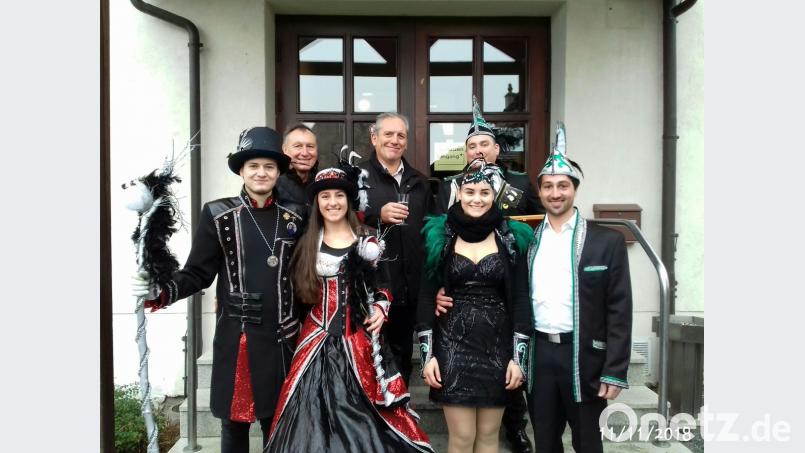 von links nach rechts: Emilio I., Simone I. (Prinzenpaar Session 2018); Lisa I., Sebastian I. (Prinzenpaar Session 2019) dahinter von links nach rechts: 2. Bgm. Johann Neugierg, 1. Bgm. Werner Prucker, Präsident Justin Espada Bild: exb