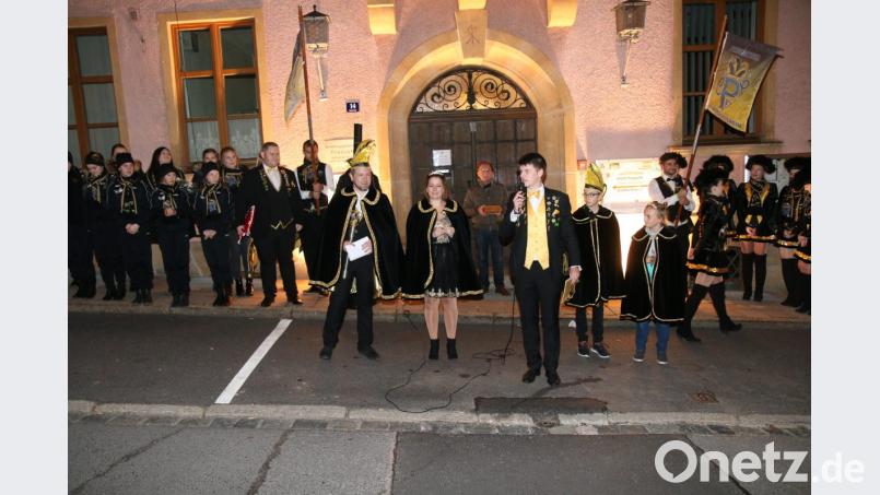 PFV-Präsident Martin Reis (Mitte) verkündet die neuen Prinzenpaare Dominik I. und Verena I. (links) sowie Ludwig I. und Jule I. Bild: sne