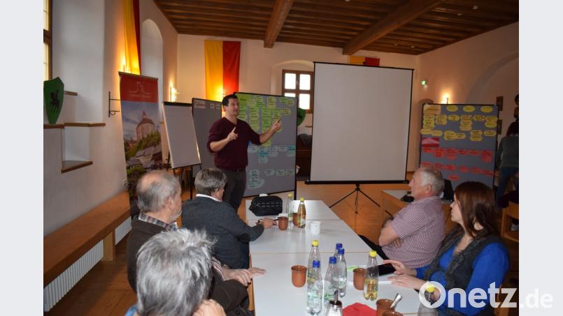 Der Vereins- und Ehrenamtsdialog war bereits im ersten Anlauf ein voller Erfolg. Bürgermeister Martin Schwandner hatte alle Hände voll zu tun, alle Anregungen und Vorschläge auf die Reihe zu bringen. Bild: bnr