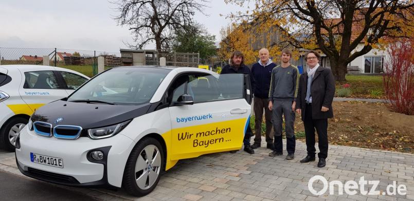 Markus Windisch (rechts) vom Bayernwerk demonstriert mit seinen Mitarbeitern Maximilian Zehent (Zweiter von rechts) und Martin Schönberger (links) Verwaltungsleiter Karl-Heinz Schmidt (Zweiter von links) den Ladevorgang. Bild: fla