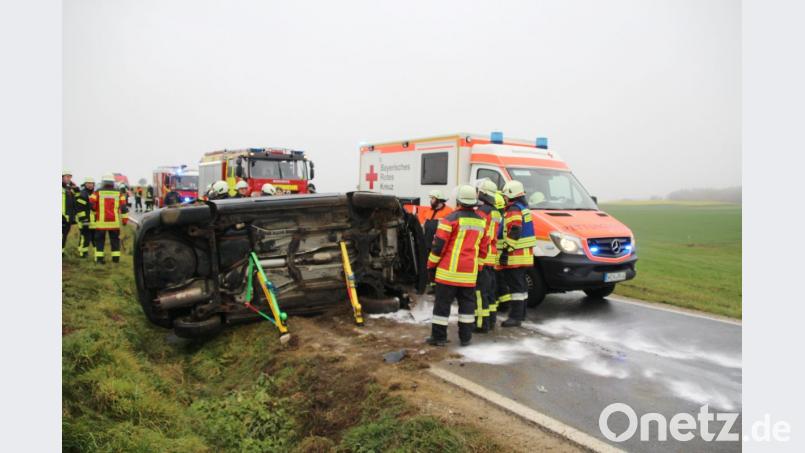 Die Helfer der Feuerwehren müssen das Auto absichern, damit es nicht erneut umkippen kann. In dem Wagen war ein junger Mann eingeklemmt. Bild: jma
